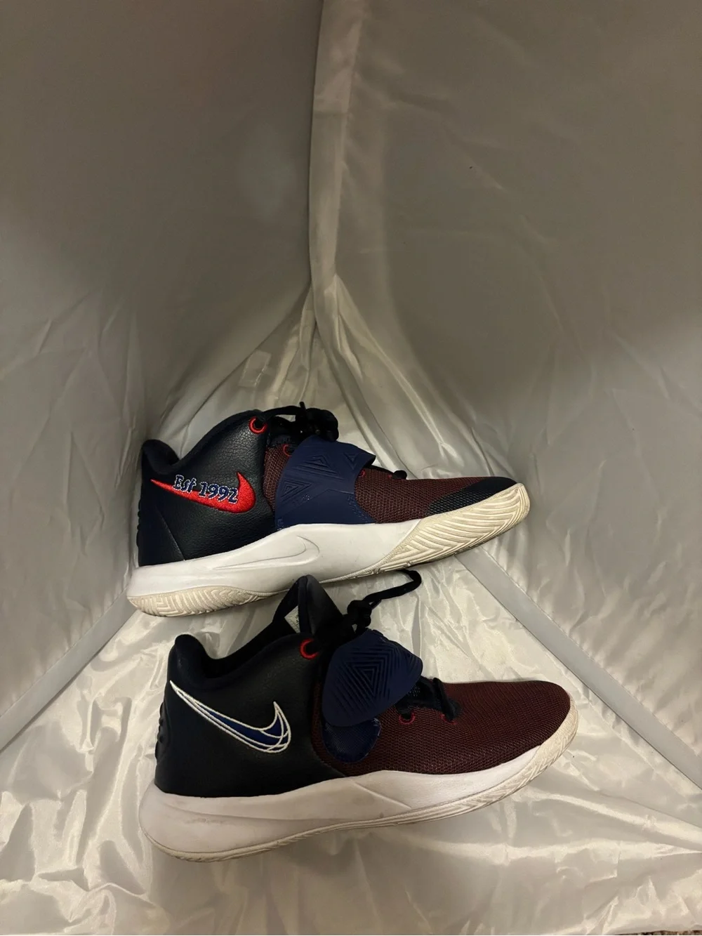 Nike Kids Kyrie flytrap size 4.5